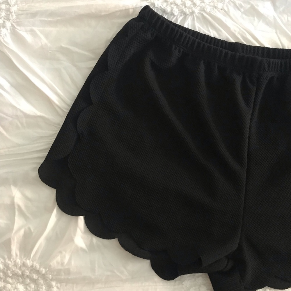 Scalloped Elastic Black Shorts